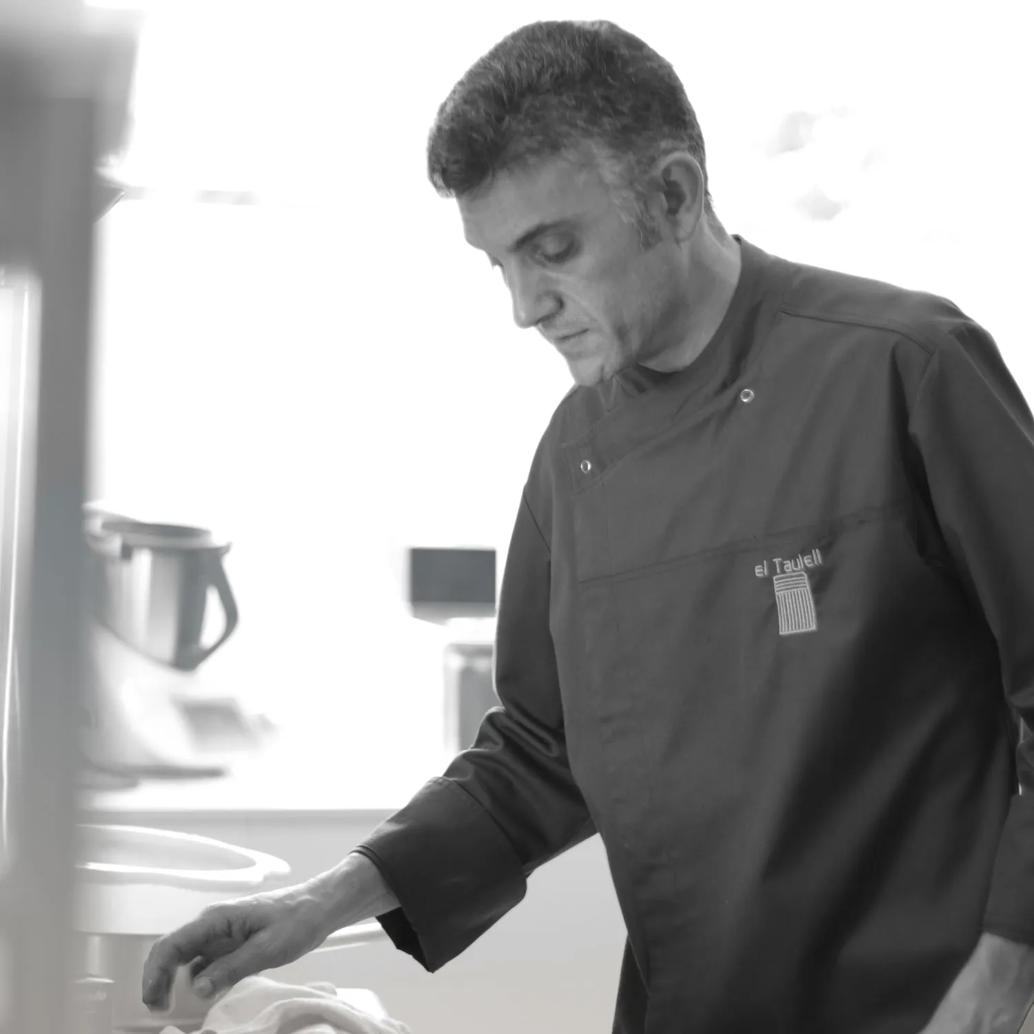 José Gómez con la chaquetilla de El Taulell en la cocina